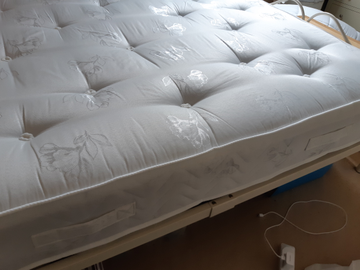 A customer photo for Spring King® Tuscany 2000 Mattress - A really comfy mattress that is medium/firm, so very supportive but soft. It was. Author: Patricia Elwis. Dated: 2020-09-30
