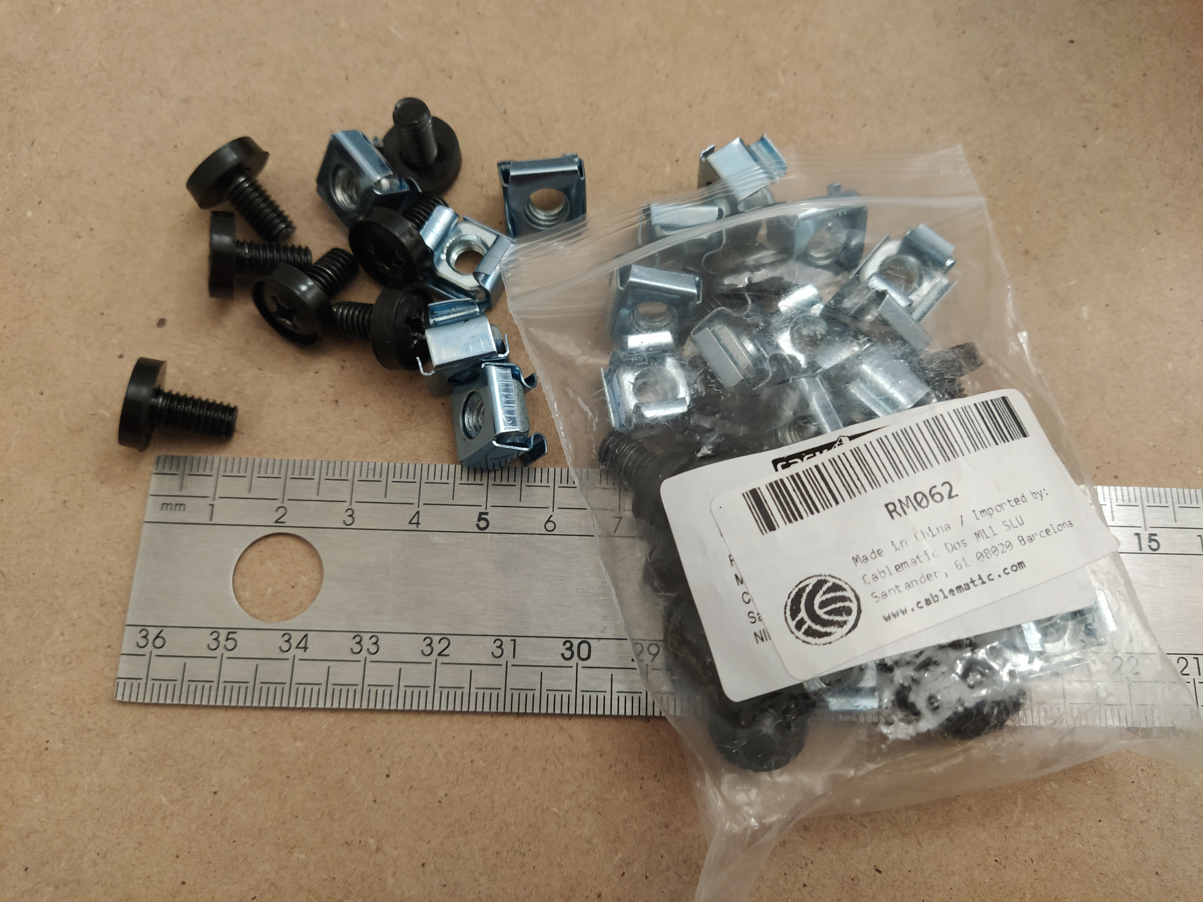 Tornillos M6 X 12 Mm Con Tuerca Enjaulada - Pack De 20 Unidades Para Racks 19" (Color Negro)