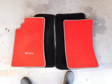MTM Tappetini Auto Su Misura Per Mazda MX-5 (NB) 1999-2005 - 2 Pezzi Anteriori In Moquette Nera Con Battitacco E Fondo Antiscivolo - Made In Italy (cod. One 1939)