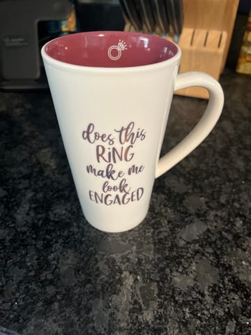 Tazza Umoristica Per Fidanzato 'Does This Ring Make Me Look Engaged', 325 Ml, Ceramica, Lavabile In Lavastoviglie E Microonde, Regalo Idea