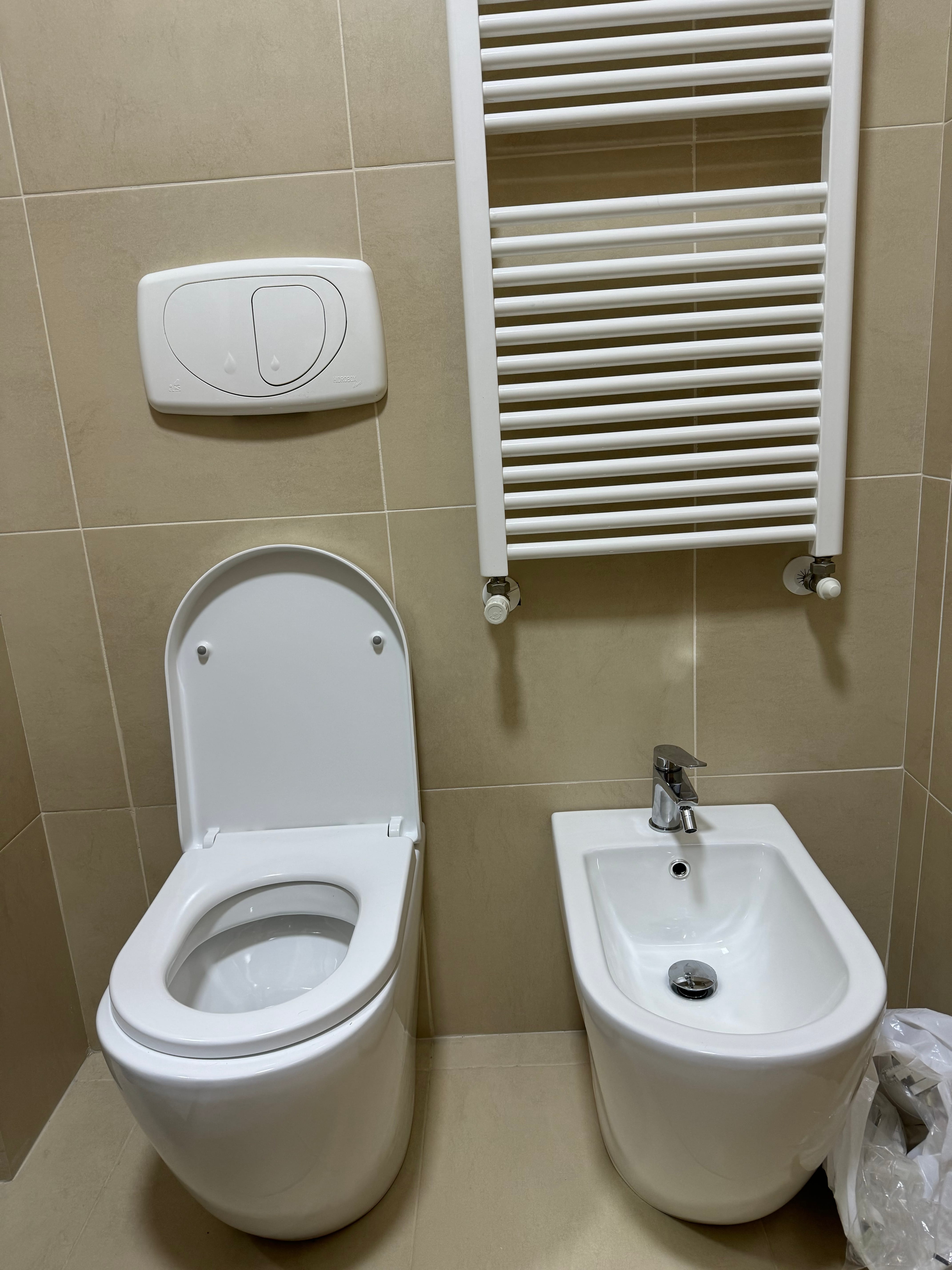 Coppia Sanitari Ceramica Filomuro - Vaso E Bidet Con Brida E Sedile Soft-close Mod. Roma - Design Moderno - Foto 5