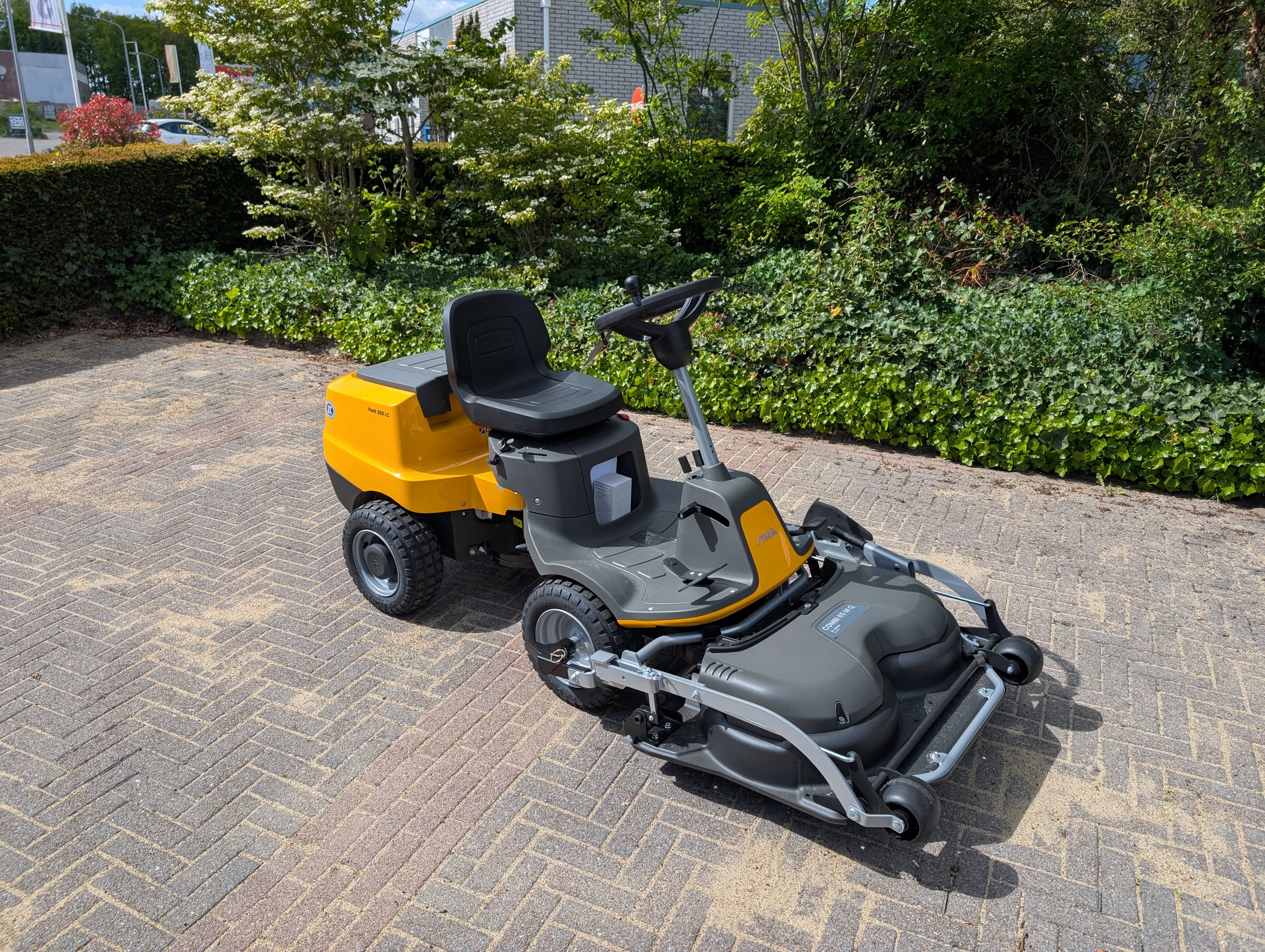 Petrol front mower Park 300 LC STIGA