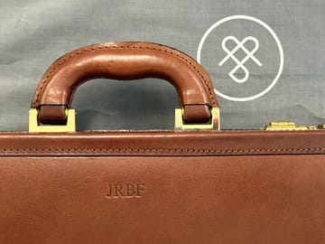 未使用級 アタッシュケース ブリーフケース レザー 高級 キャメル 男性用高級レザー スリムライン アタッシュケース | 25 年保証