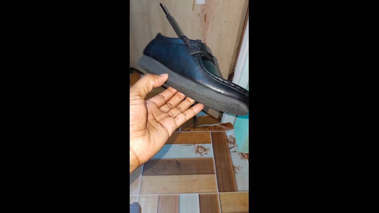 Kids Wallabee™ Older Black Leather Shoes | Clarks
