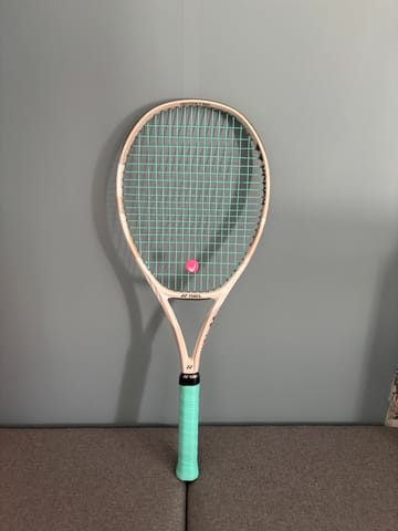 ノリノリ☆YONEX VCORE 98 サンドベージュ　Vコア98 ヨネックス テニスラケット VCORE98/Vコア98 サンドベージュ色