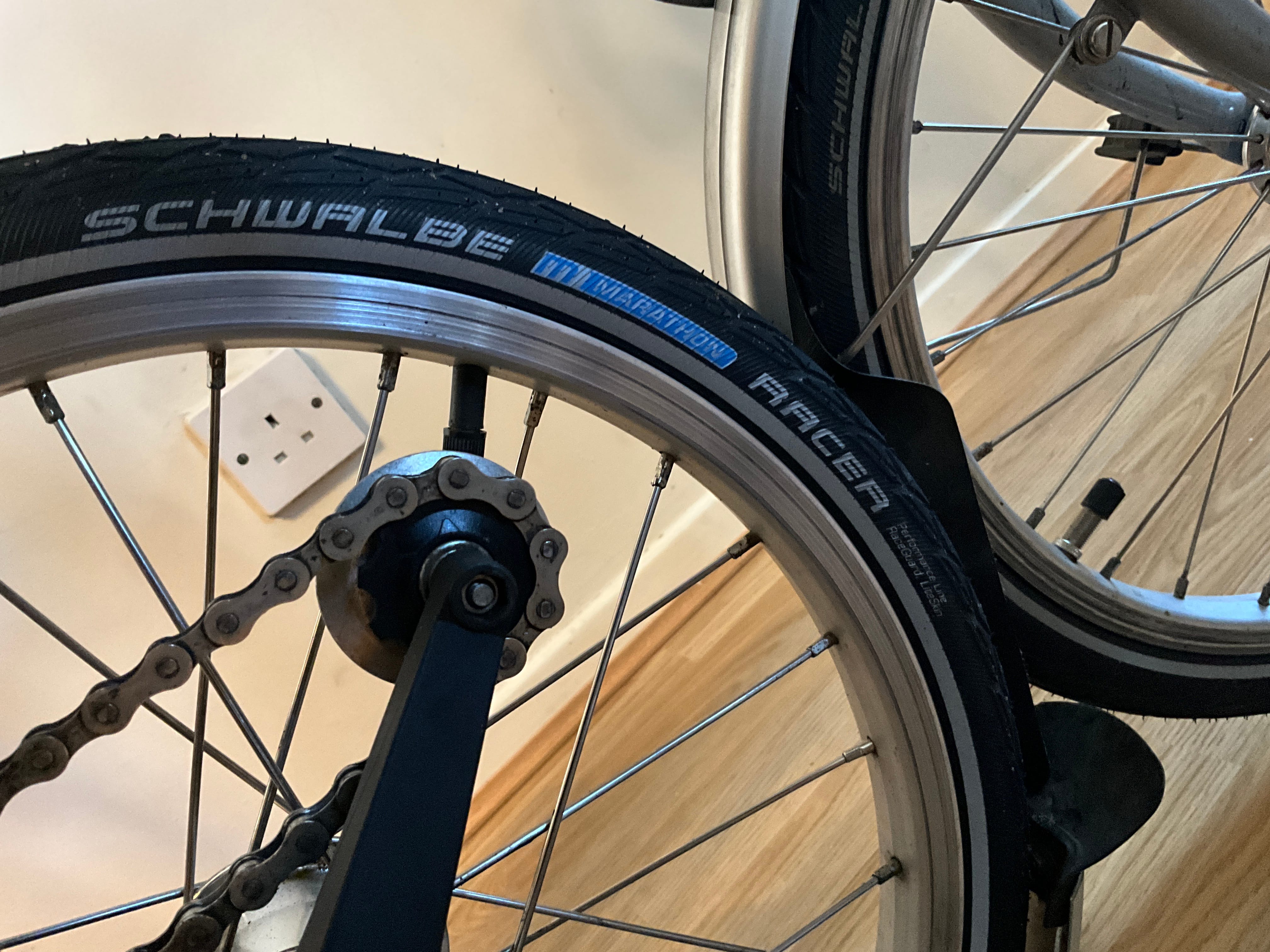 Brompton Reifen Schwalbe Marathon 35-349 – 16 Zoll, Mit Reflektorstreifen, Schwarz
