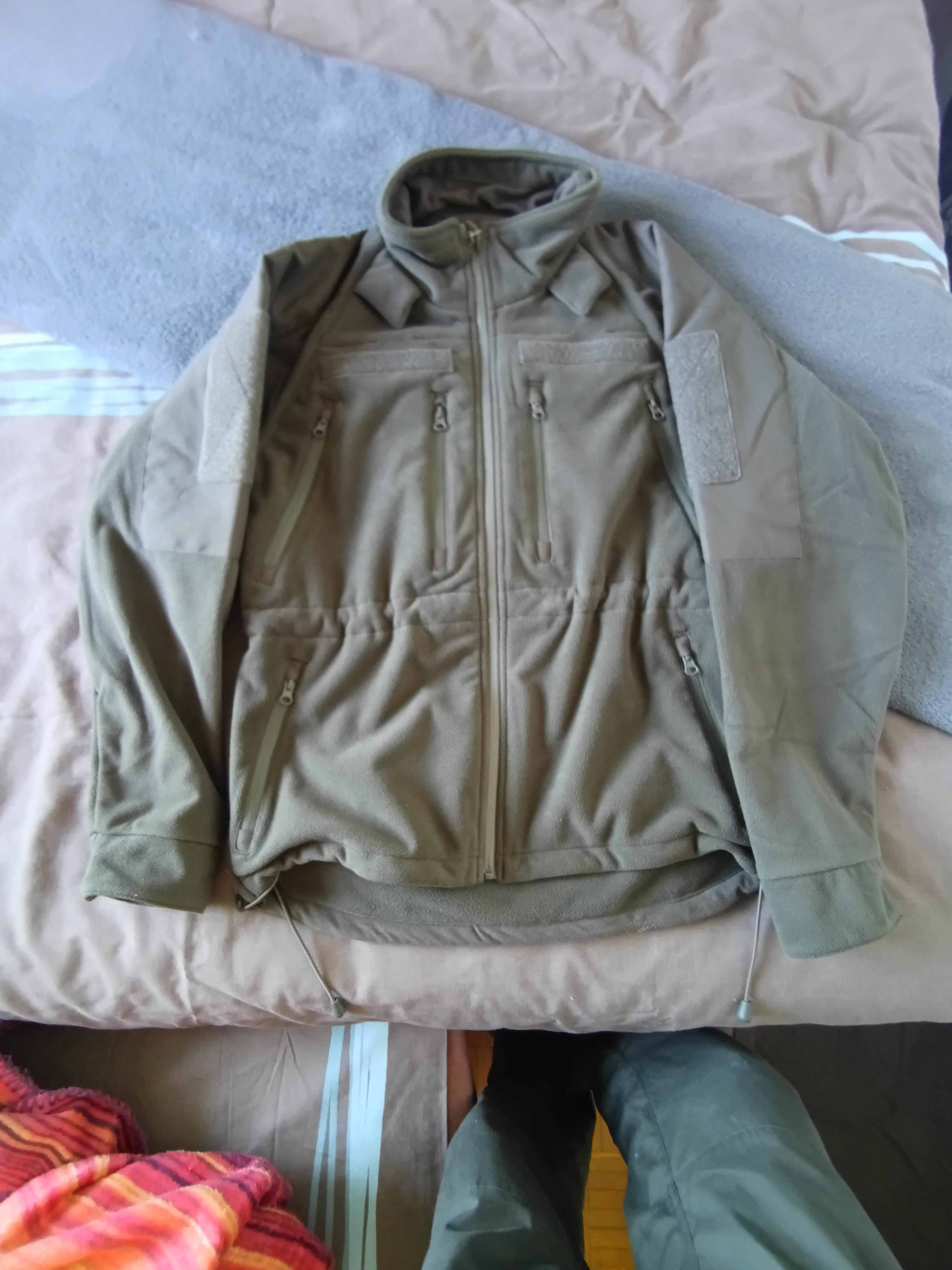Veste Ceinturée Vert Olive Foncé avec Chemise à Rayures Bleues et Gilet Blanc