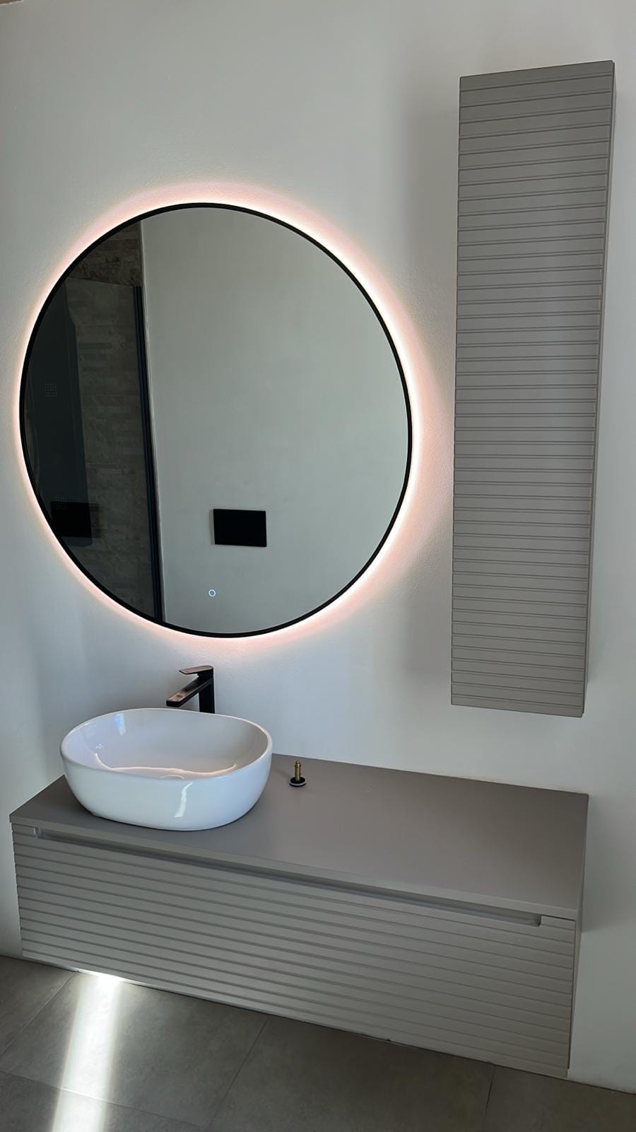 Specchio LED Rotondo 71 Cm - Cornice Nera Con Luce Dimmerabile E Anti-appannamento - Impermeabile IP54 - CRI 90+ - Per Bagno E Toletta
