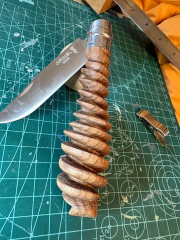 Herbertz Jul. C GmbH Opinel 8 met lederen riem. Khaki