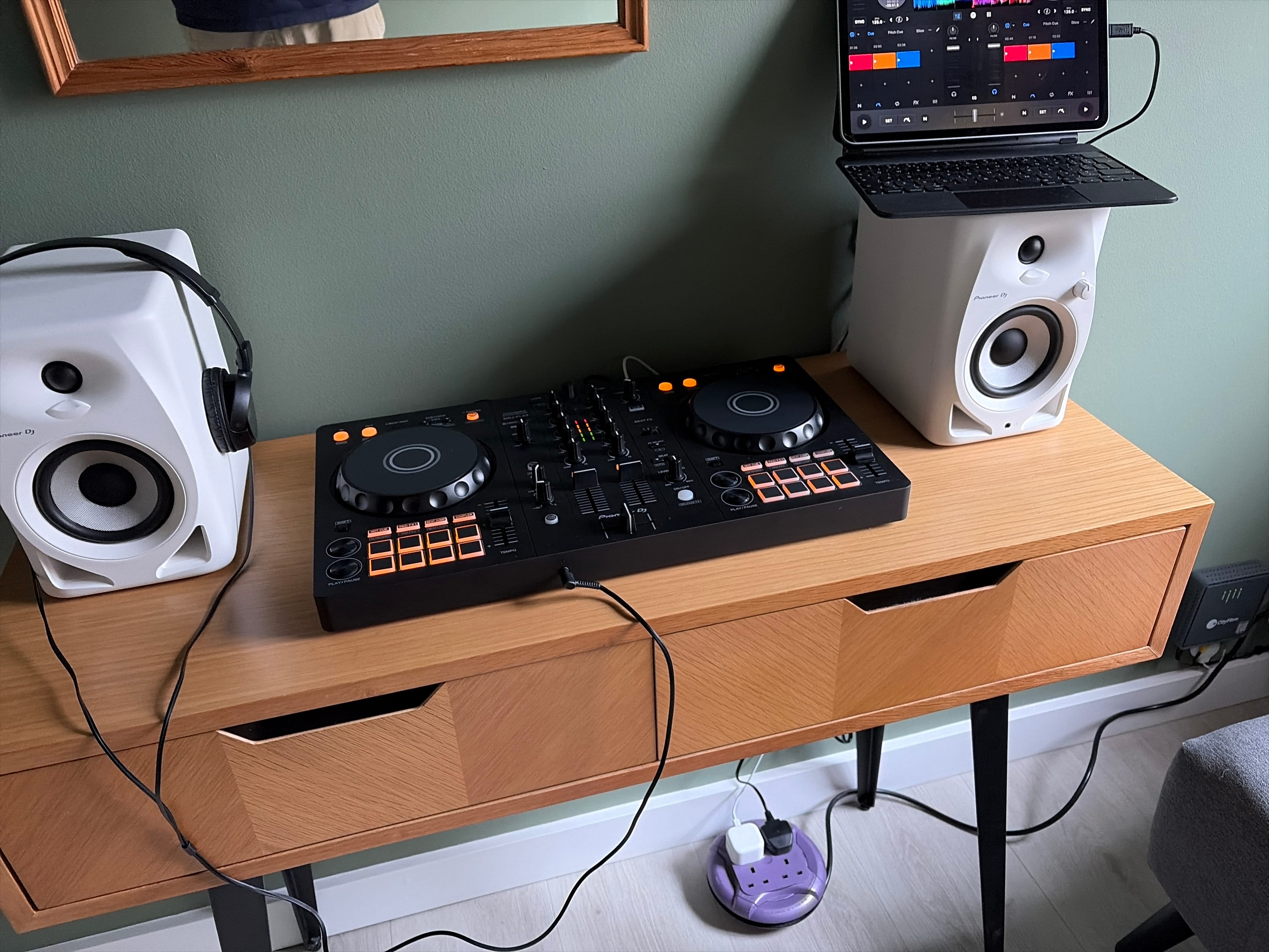 【美品です】Pioneer DJ DDJ-FLX4とDM-40D-W セット Pioneer DJ DDJ-FLX4 & DM-40D Set