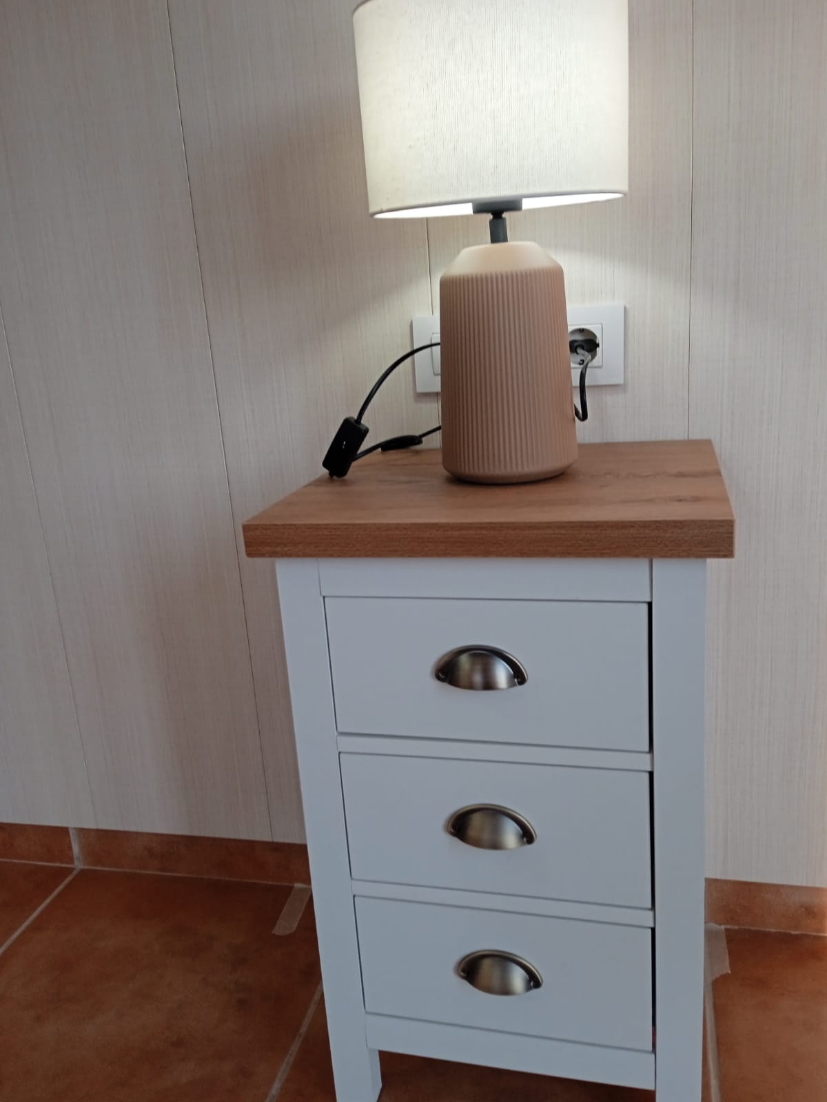 Een niervormig bijzettafeltje met twee laden, met inlegwerk